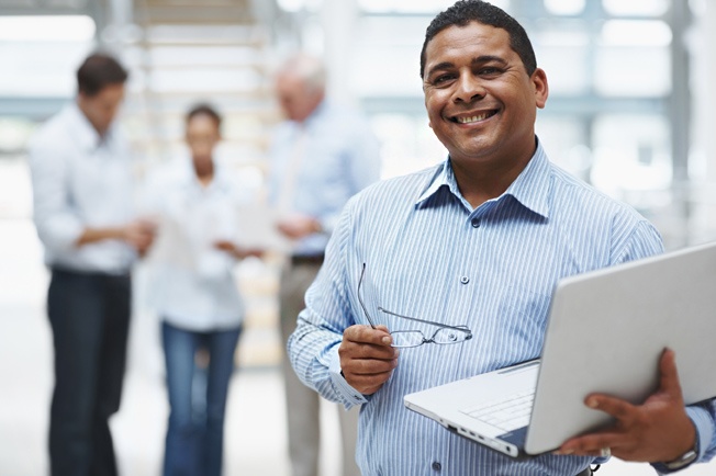 i_guy_with_laptop_consulting_652x434.jpg